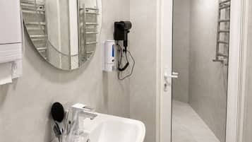 Deluxe Triple Room, Garden View | Bathroom | Free toiletries, hair dryer, towels, soap