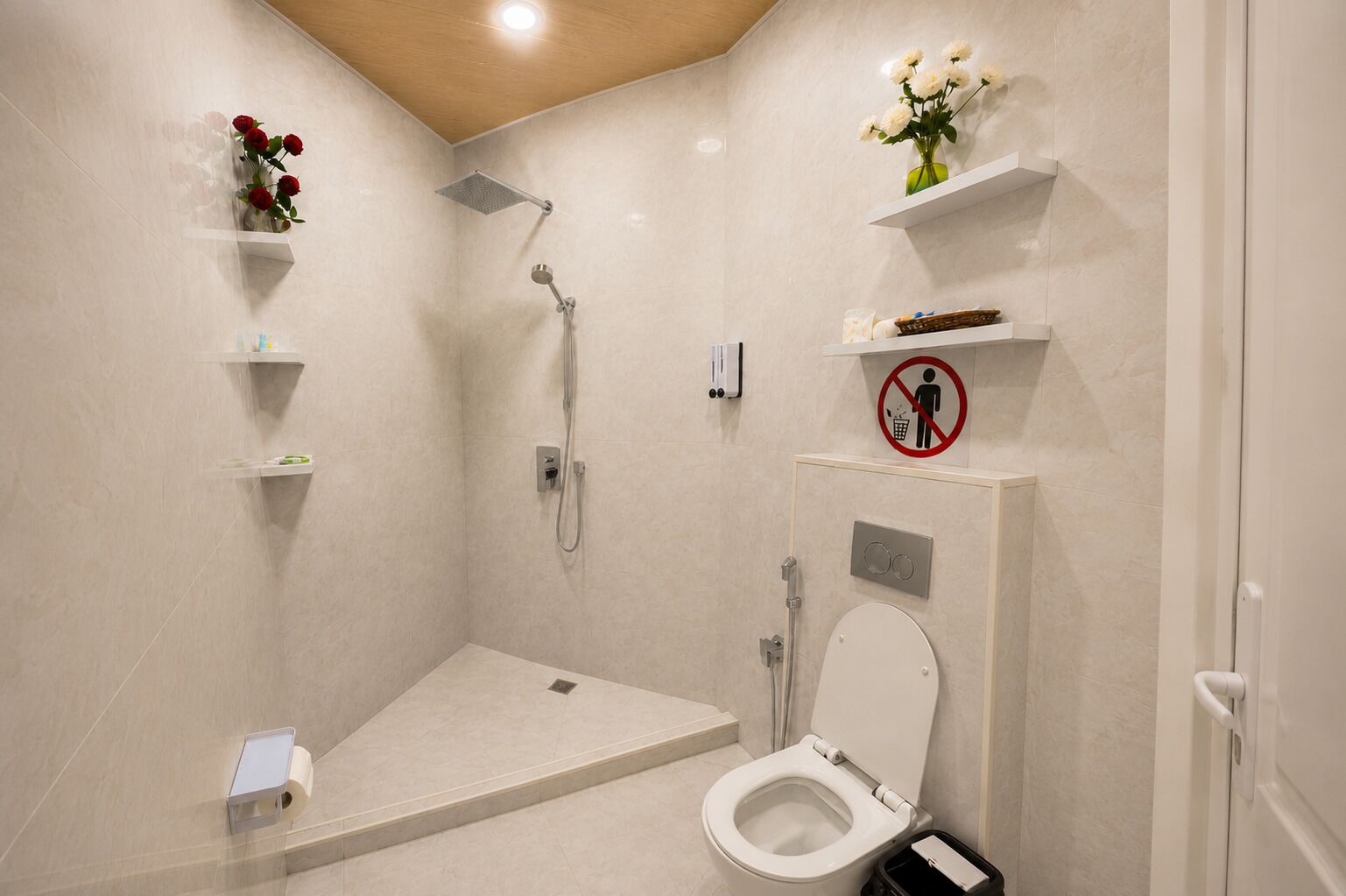 Standardværelse til 3 personer - bjergudsigt | Badeværelse | Gratis toiletartikler, hårtørrer, håndklæder, Sæbe