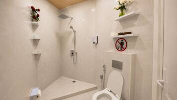 Quarto triplo standard, vista para a montanha | Banheiro | Produtos de toalete grátis, secador de cabelo, toalhas de banho