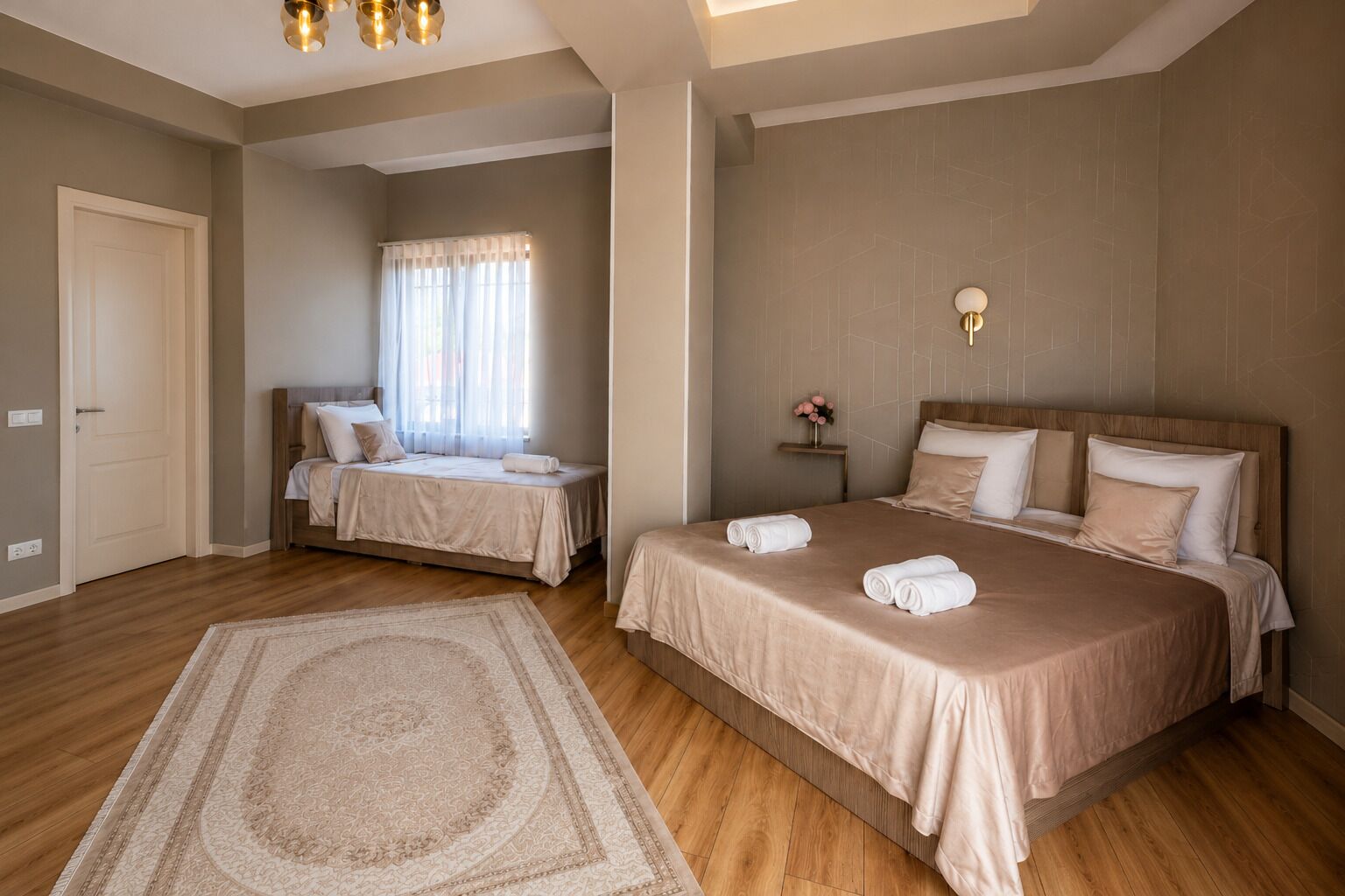 Habitación triple familiar, vista al jardín | Escritorio, espacio para trabajar con laptop y wifi gratis 