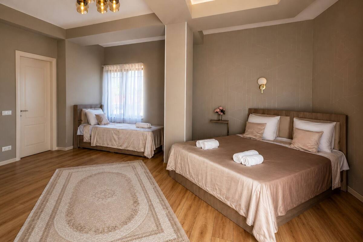 Habitación triple Deluxe, vistas al jardín | Escritorio, espacio para trabajar con un portátil, wifi gratis