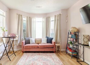 Living area - Spacious 3-bedroom townhome in charming Rex Near Atlanta (Rex)