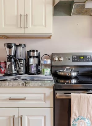 Kaffetrakter/tekoker, kjøleskap, mikrobølgeovn og ovn
