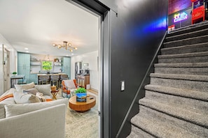 Living area - PET-FRIENDLY! Brand NEW - hottub - sauna - mountain views - fire pit (Wartburg)