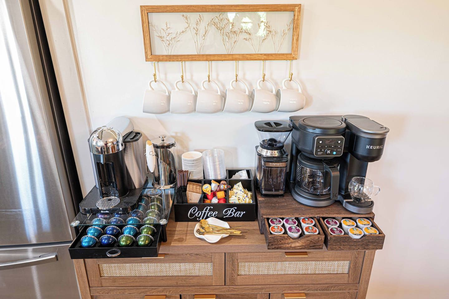 En kaffebar med olika typer av utrustning för att tillreda kaffe, samt koppar och behållare.