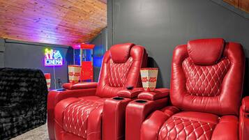 Ein kino-inspiriertes Zimmer mit roten Ledersesseln und einer Neonreklame.