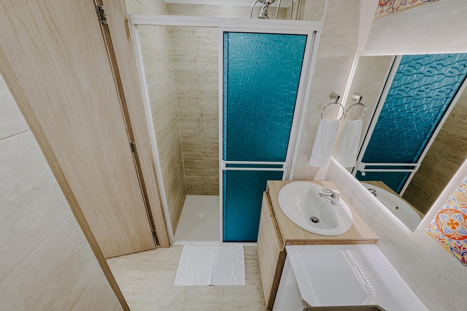 Studio Confort, balcon, vue sur le lac | Salle de bain | Séchoir à cheveux, serviettes fournies, savon, papier de toilette