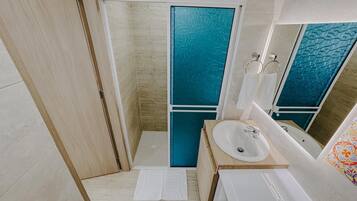 Studio Confort, balcon, vue sur le lac | Salle de bain | Séchoir à cheveux, serviettes fournies, savon, papier de toilette