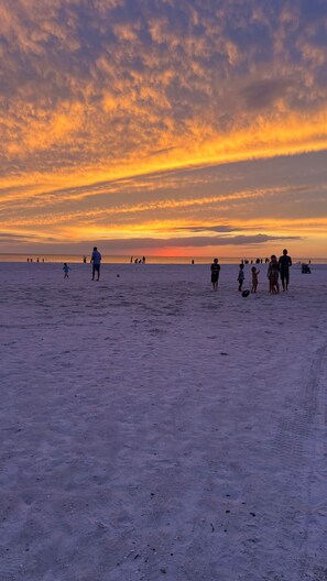 Beach - Little Bit of Paradise, Direct Beachfront, Stunning Sunsets, Sleeps 6 (Clearwater)