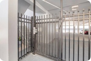 Ein verschlossener Eingang mit einem Metallzaun und einer Tür.