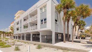 Unclassified image, 4 of 46, button - Little Bit of Paradise, Direct Beachfront, Stunning Sunsets, Sleeps 6 (Clearwater)