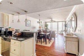 Dining - Little Bit of Paradise, Direct Beachfront, Stunning Sunsets, Sleeps 6 (Clearwater)