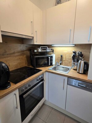 Fridge, microwave, oven, stovetop - Schönbrunn Apartment - Spacious and Tastefully Decorated, Close to the City Center (Wien)