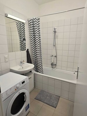 Hair dryer, towels, soap, toilet paper - Vrbo Property (Wien)