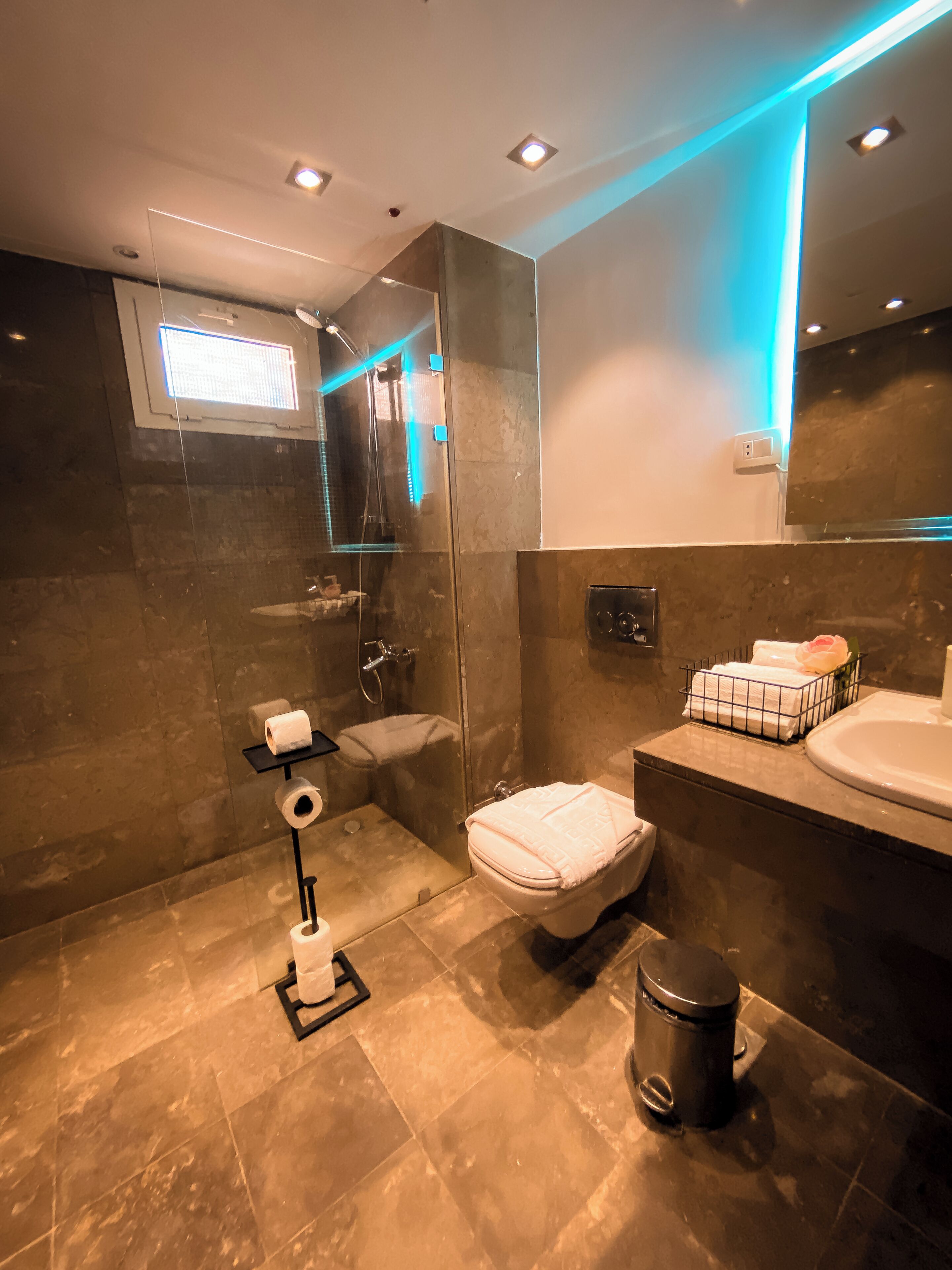 Douche, bidet, serviettes fournies, savon