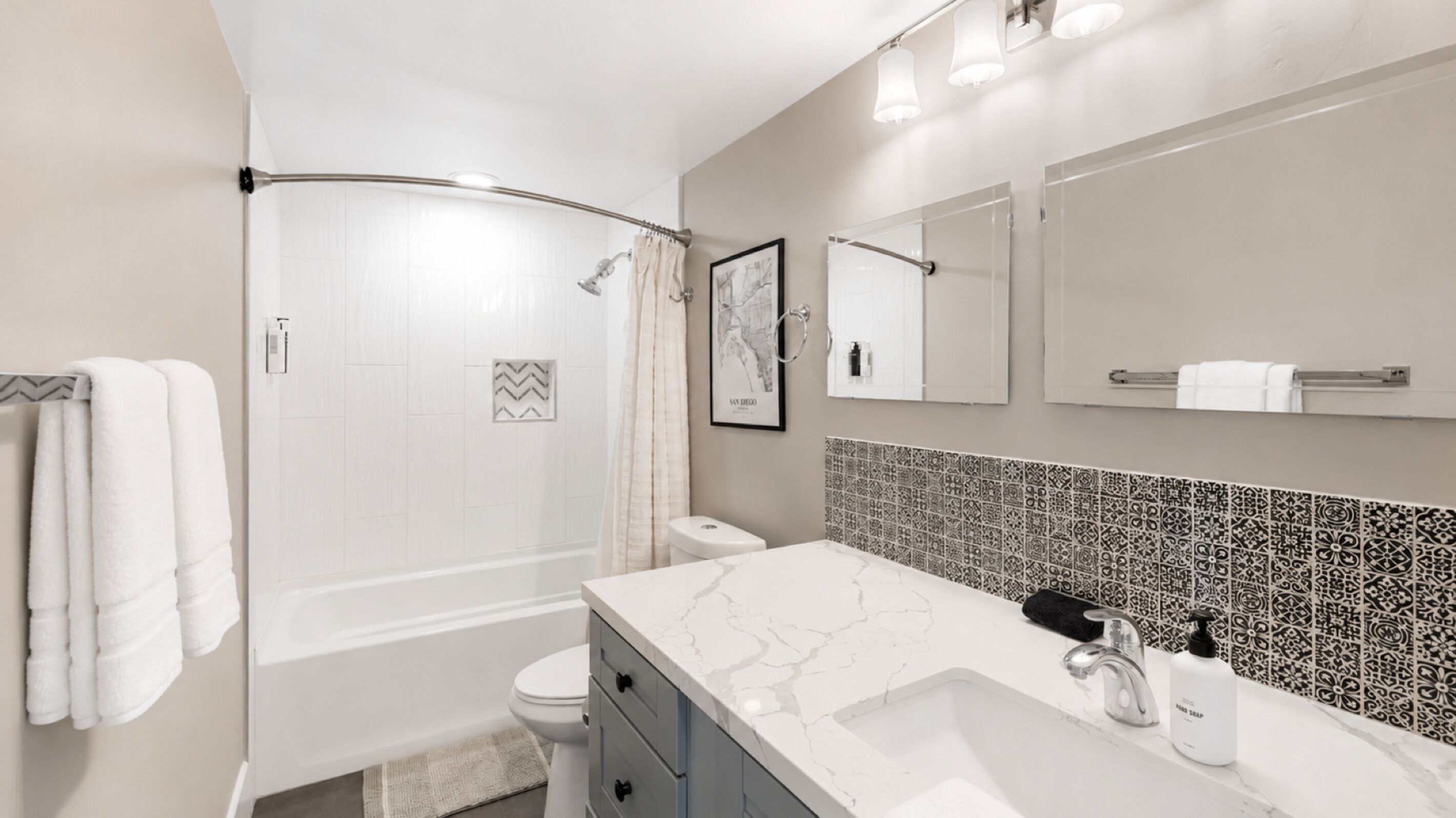 Un baño moderno con ducha, inodoro y zona de lavamanos.