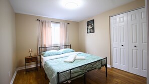 Iron/ironing board, WiFi, bed sheets - Spacious 4BR Family Home | Williamsburg Hub (Kitchener)