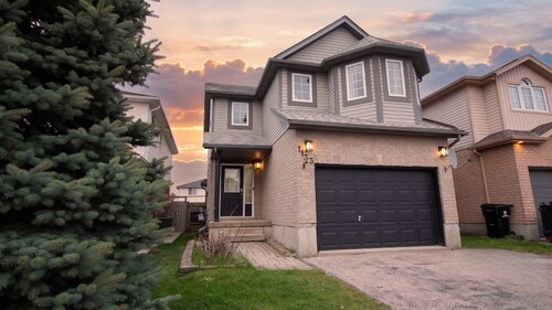 Spacious 4BR Family Home | Williamsburg Hub