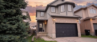 Spacious 4BR Family Home | Williamsburg Hub