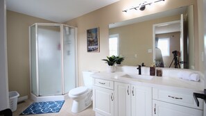 Shower, hair dryer, towels, soap - Spacious 4BR Family Home | Williamsburg Hub (Kitchener)