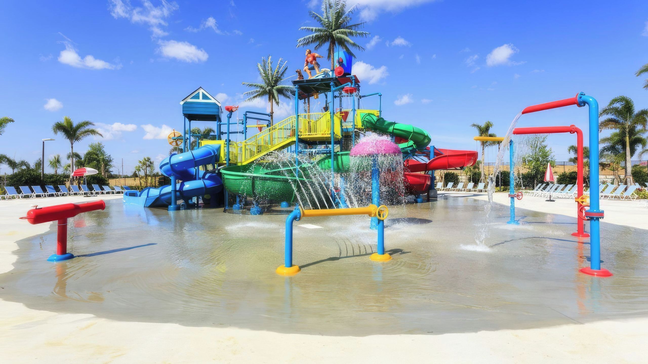 Un parque acuático con toboganes y atracciones acuáticas.