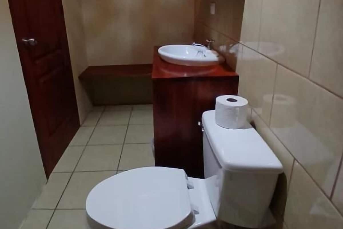 Quarto família | Banheiro | Chuveiro, toalhas de banho, shampoo, papel higiênico