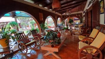 Family Room | Outdoor dining
