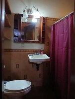 Quarto superior | Banheiro | Chuveiro, toalhas de banho, shampoo, papel higiênico