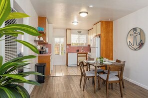Dining - 97 Walk Score - 6 Blocks to Beach - 2 Free Parking (San Diego)