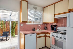 Private kitchen - 97 Walk Score - 6 Blocks to Beach - 2 Free Parking (San Diego)