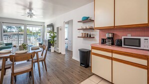 Una cucina moderna con mobili in legno, un forno a microonde e una macchina da caffè.