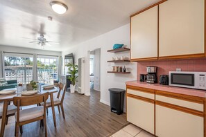 Interior - 97 Walk Score - 6 Blocks to Beach - 2 Free Parking (San Diego)