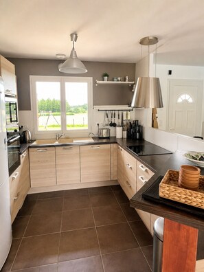Private kitchen - Large family villa with a pool and sauna (Saint-Pandelon)