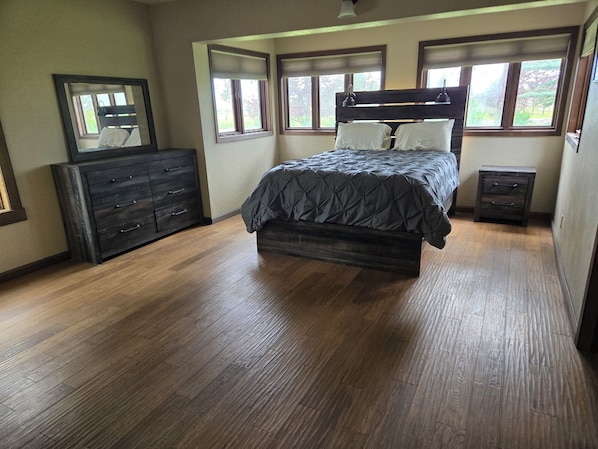 5 bedrooms, WiFi, bed sheets