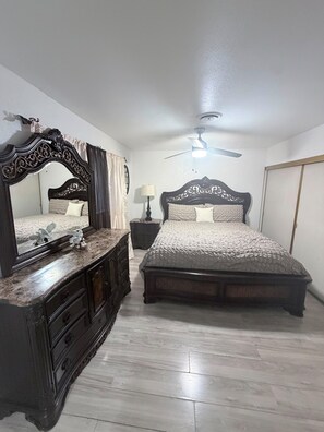 Iron/ironing board, Internet, bed sheets - Spacious 4-bedroom house in amazing Las Vegas with AC (Las Vegas)
