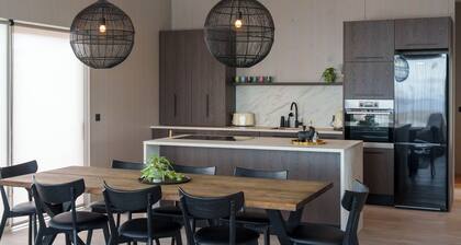 Design Villa – Private Hot Tub, Fjord & Mountain Views, 5 Min to Akureyri