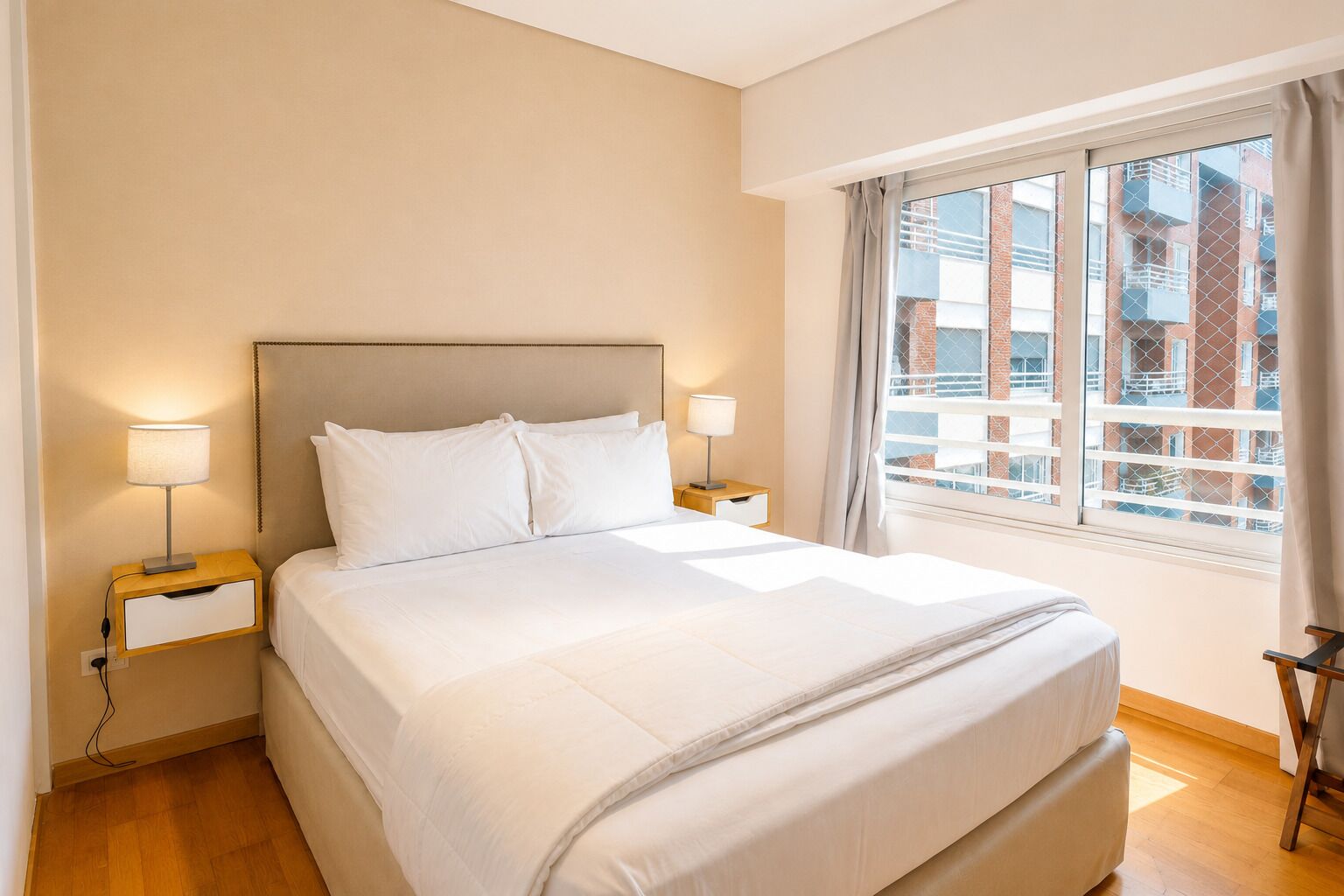 Tabla de planchar con plancha, wifi y ropa de cama 
