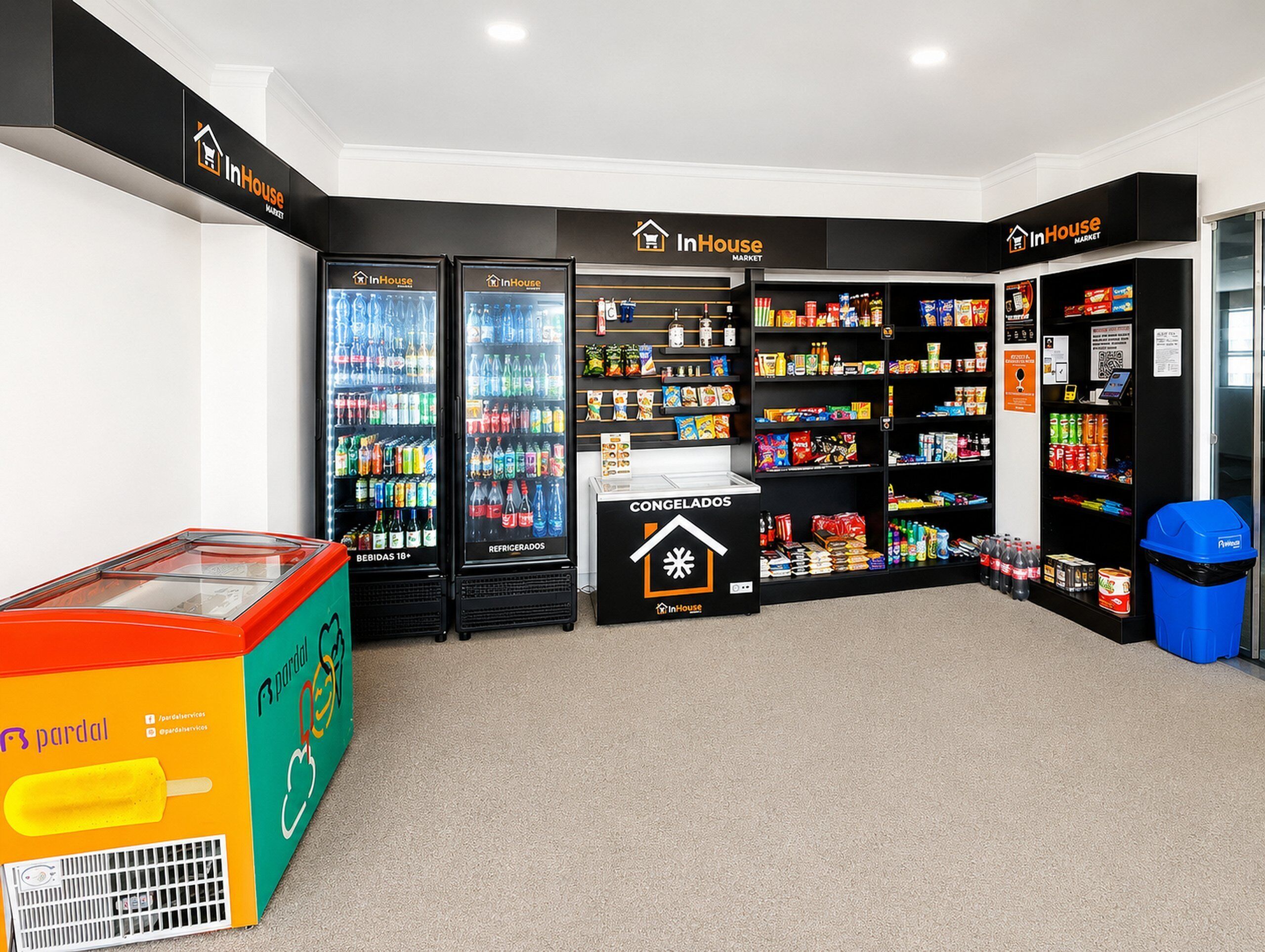 Un distributeur automatique proposant des boissons fraîches et surgelées, des en-cas et une poubelle.