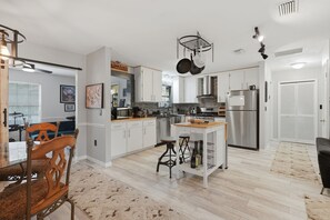 Interior - 3-bedroom house in NW Gainesville 30-40 minutes to springs, 15 minutes - UF! (Gainesville)