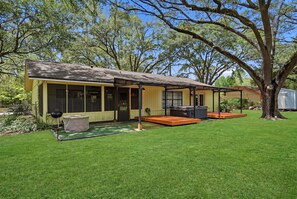Terrace/patio - 3-bedroom house in NW Gainesville 30-40 minutes to springs, 15 minutes - UF! (Gainesville)
