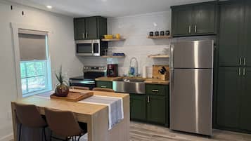 Coffee/tea maker, fridge, microwave, oven