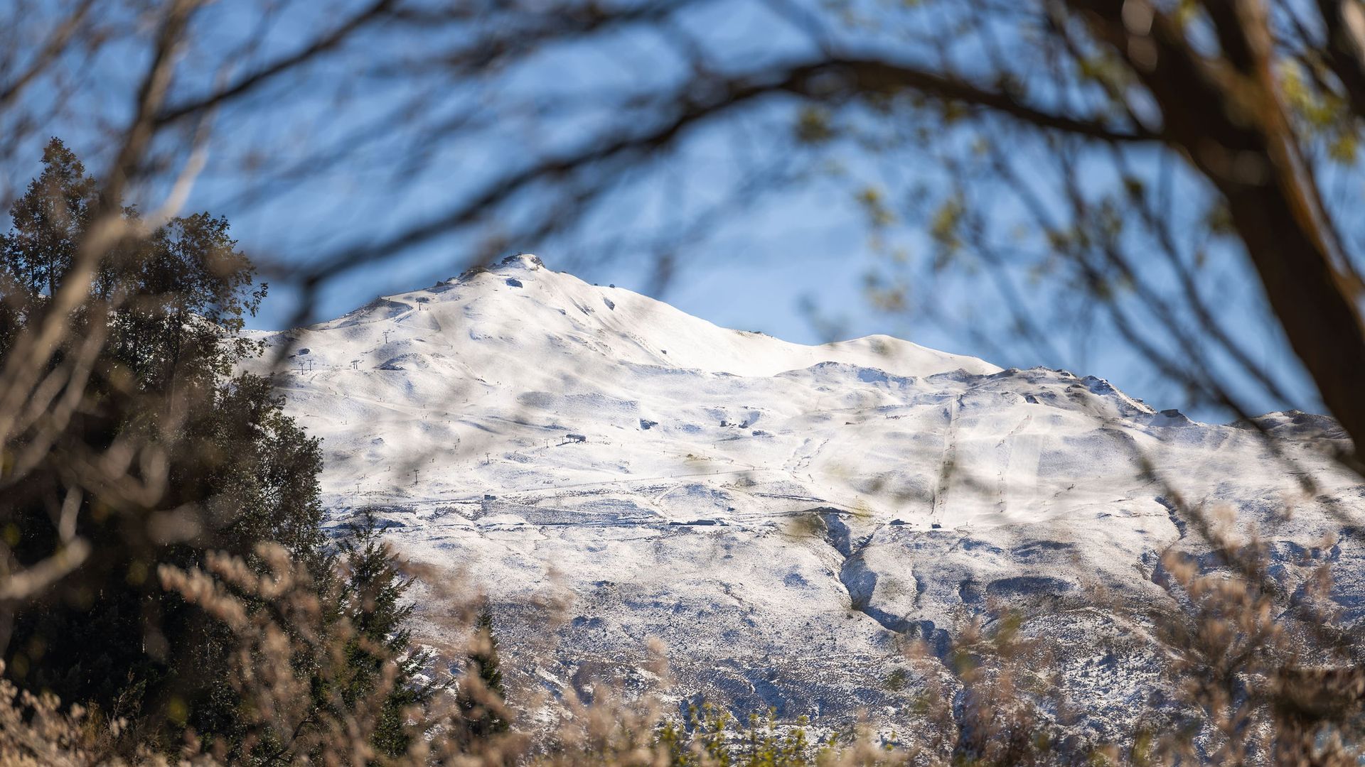 Een met sneeuw bedekte berg met een heldere lucht.