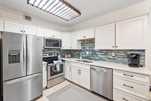 Fridge, microwave, oven, stovetop - The Little Sea-cret in Jupiter Bay, Walk To Beach And Dining (Jupiter)