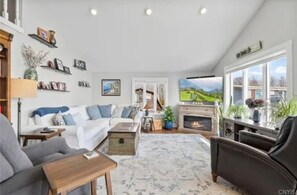 Living area - Lakefront Retreat w/ Pool & Stunning Views (Constantia)