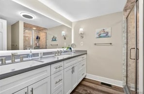 Bathroom - Lakefront Retreat w/ Pool & Stunning Views (Constantia)