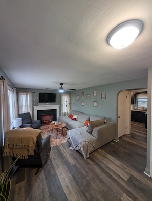 Living area - Pinehaven - Comfy Modern Stay Near Mid-Ohio & Downtown Mansfield (Mansfield)