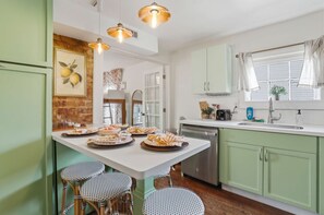 Coffee/tea maker, fridge, microwave, oven - Charming Savannah Getaway | Hot Tub | Firepit (Savannah)