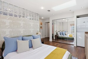 3 bedrooms, desk, iron/ironing board, travel cot - Charming Savannah Getaway | Hot Tub | Firepit (Savannah)