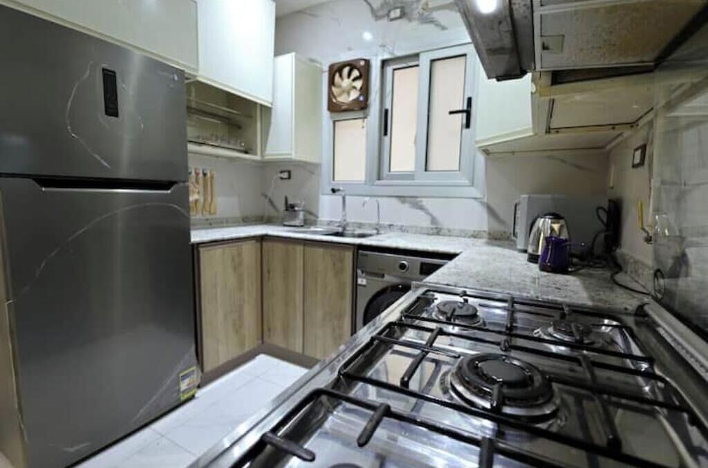 Coffee/tea maker, microwave, cookware/dishes/utensils, paper towels