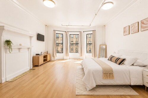 Bright Uptown Manhattan Studio Near Subway and Dining